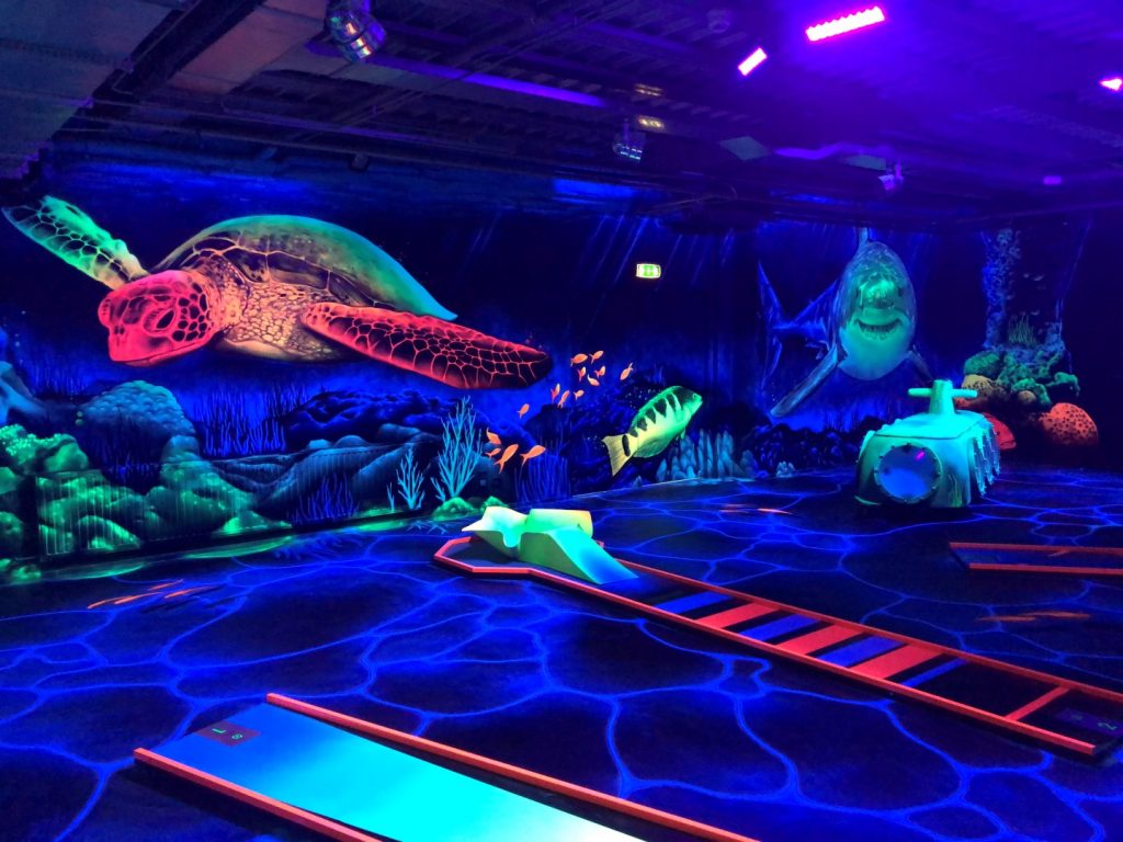 Glow in the dark midgetgolf met onderwater thema en 3D-effecten bij Van der Ende in Poeldijk