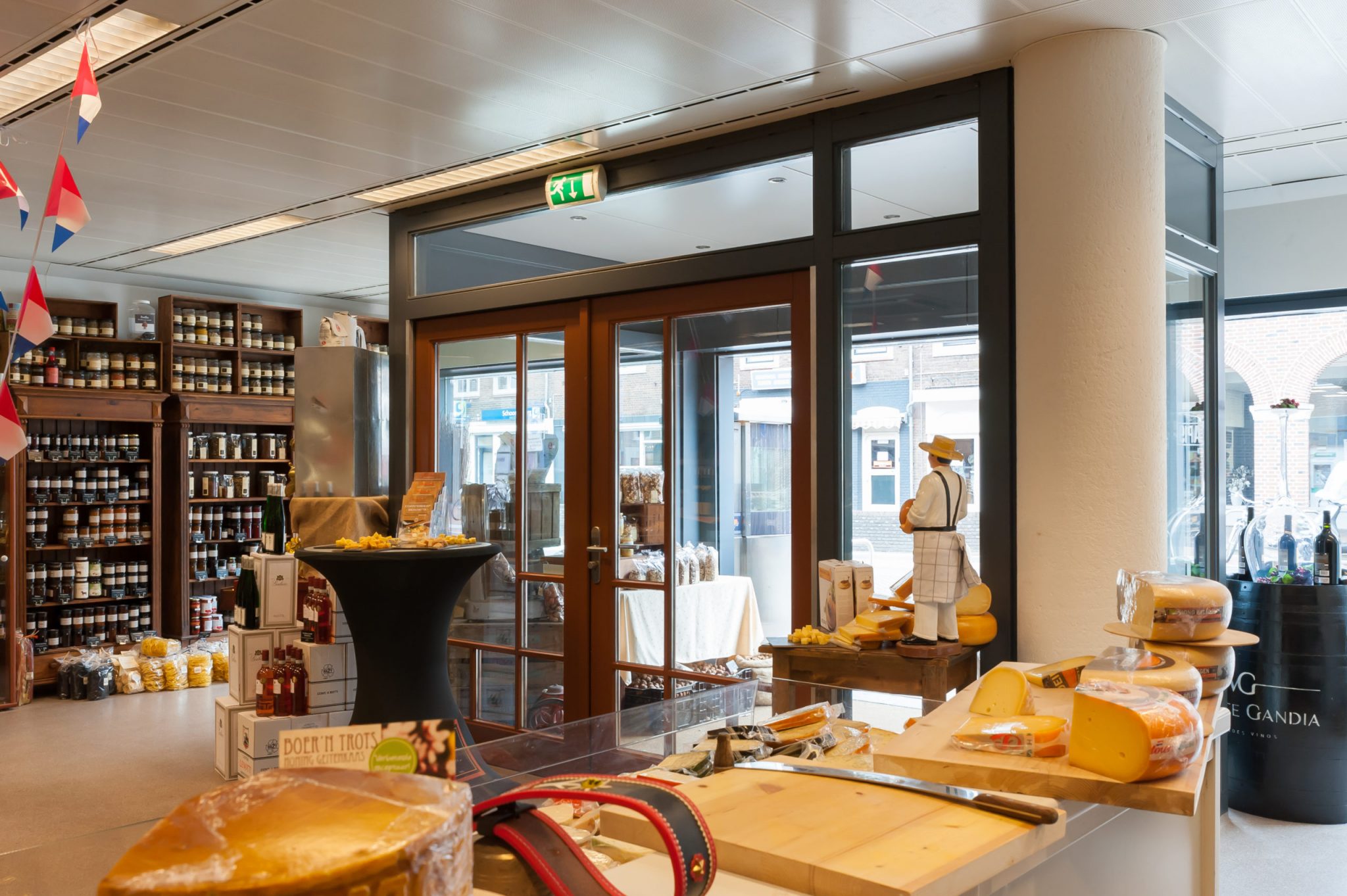 Voorzijde van Smits Specialiteiten in Rhenen waar verse tapas worden gemaakt en verkocht
