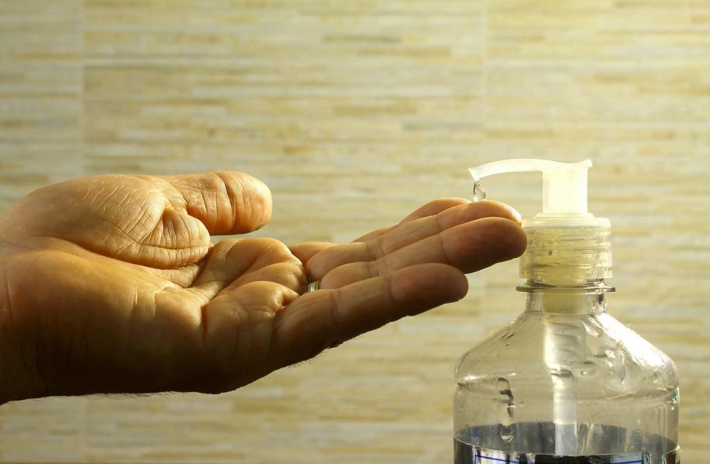 Bodygel wordt aangebracht op vochtige huid na het douchen voor optimale hydratatie en verzorging