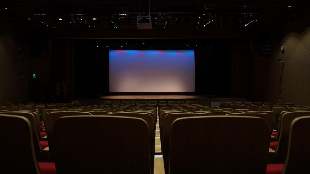 Theater in Purmerend - theaterliefhebbers genieten van intieme voorstellingen en diversiteit aan toneelstukken in deze levend