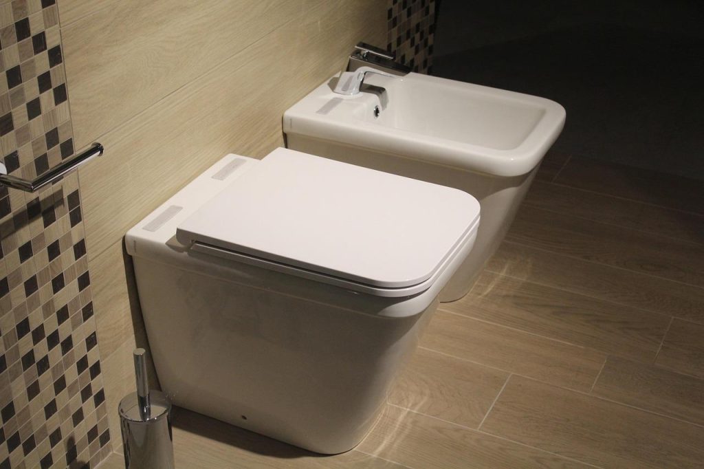 Moderne douche wc met verwarmde zitting en slimme technologieën voor optimale hygiëne en comfort in de badkamer