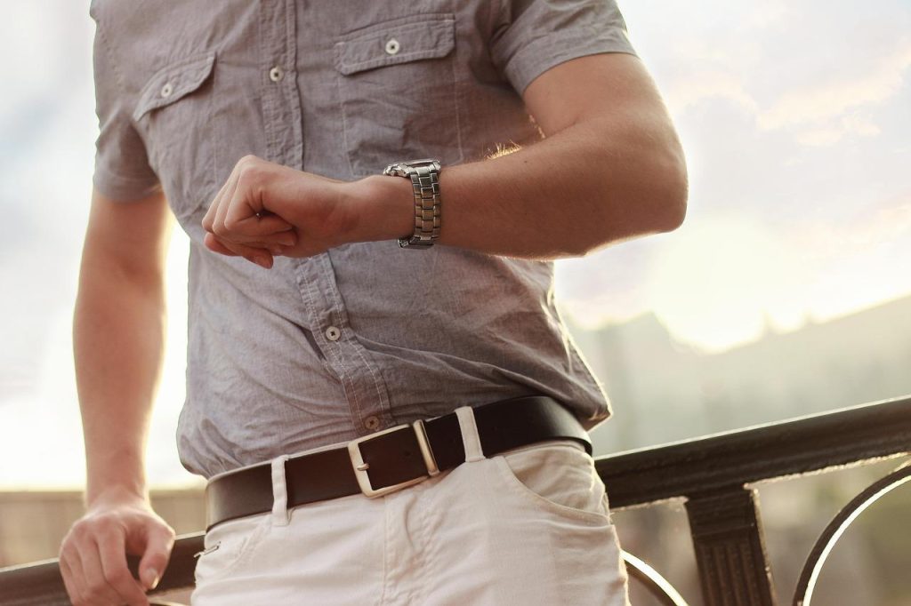 Man draagt nette korte broek met polo en loafers in casual chic stijl voor zomeroutfit
