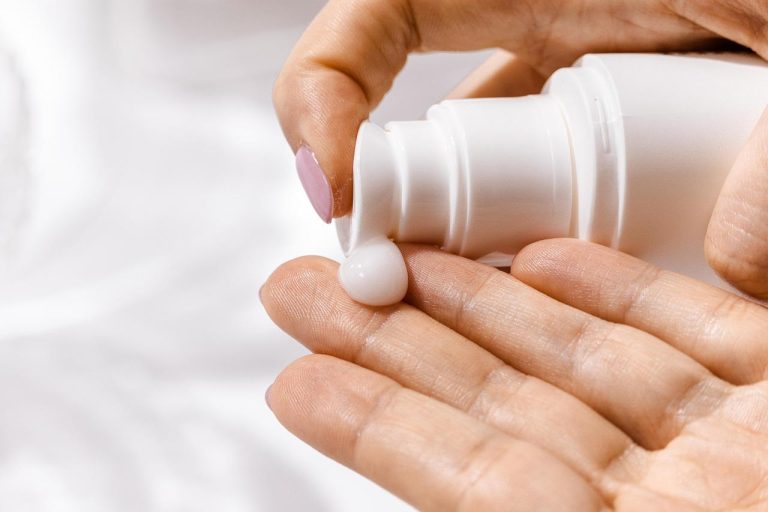 Home Sulfaatvrije shampoo product voor het verzorgen van krullend haar met natuurlijke ingrediënten.