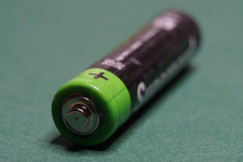 Visualisatie van 500 kWh accu's impact op Nederland's elektriciteitsnet met energieopslag en hernieuwbare energiebronnen